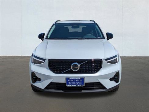 New 2026 Volvo XC40 B5 Plus w/ Climate Package image 4