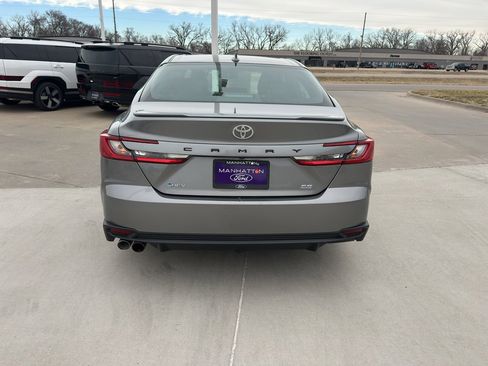 Used 2025 Toyota Camry SE image 9