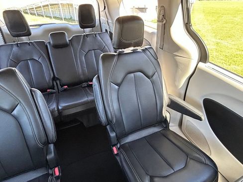 Used 2023 Chrysler Pacifica Touring-L FWD image 14