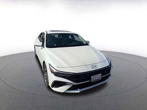 Used 2025 Hyundai Elantra Limited image 3