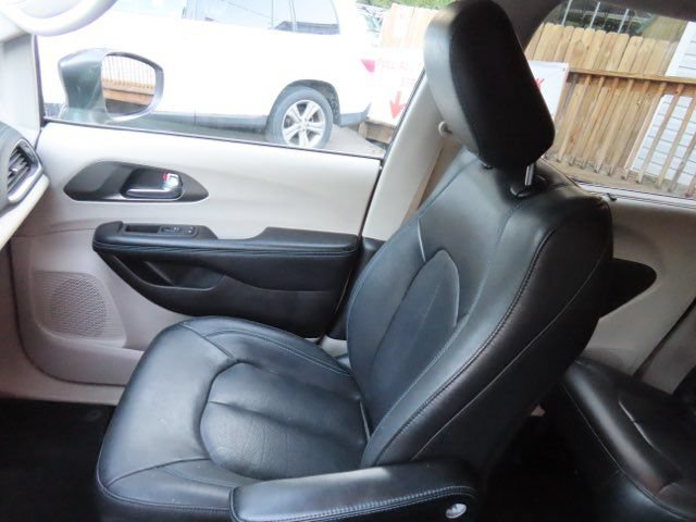 Used 2021 Chrysler Pacifica Touring-L FWD image 24