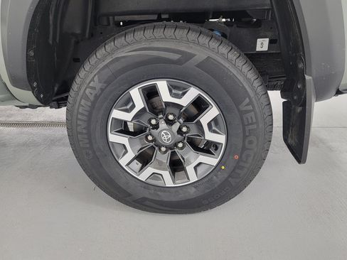 Certified 2023 Toyota Tacoma TRD Off-Road AWD/4WD image 11