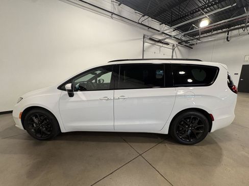 Used 2023 Chrysler Pacifica Touring-L w/ S Appearance Package FWD image 6