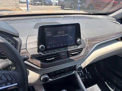 Used 2025 Nissan Altima 2.5 SV FWD image 14