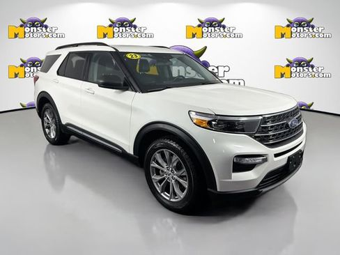 Used 2023 Ford Explorer XLT AWD/4WD image 3