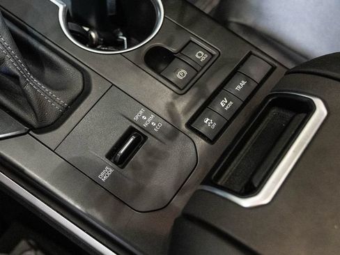 Used 2022 Toyota Highlander XLE AWD/4WD image 24