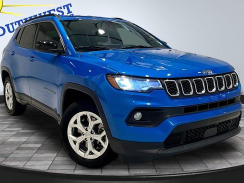 Used 2024 Jeep Compass Latitude AWD/4WD image 3