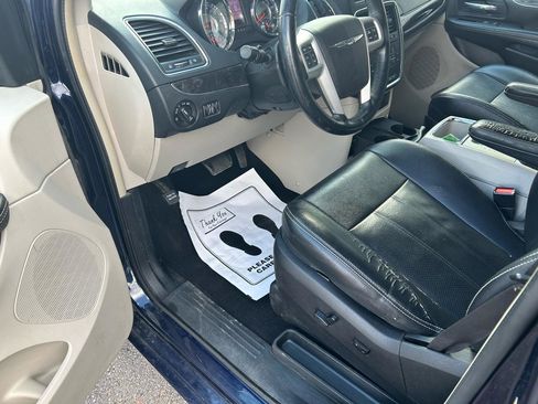 Used 2015 Chrysler Town & Country Touring-L w/ Driver Convenience Group image 10
