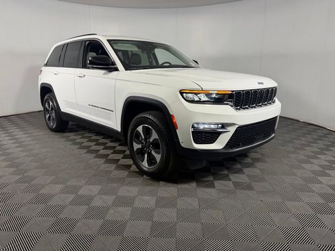 Certified 2023 Jeep Grand Cherokee 4WD 4xe w/ Luxury Tech Group II image 3