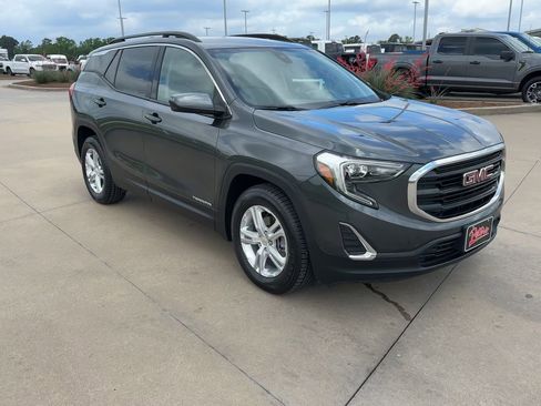Used 2020 GMC Terrain SLE w/ Driver Convenience Package FWD image 2