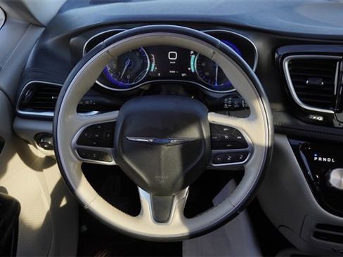 Used 2020 Chrysler Pacifica Limited w/ Tire & Wheel Group image 17