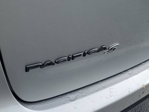 Used 2020 Chrysler Pacifica Touring-L Plus FWD image 7