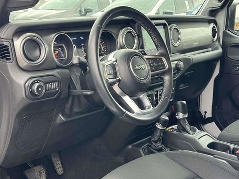 Used 2019 Jeep Wrangler Unlimited Sahara image 12