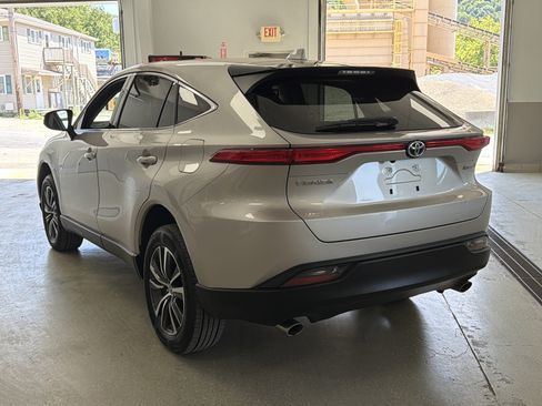 Used 2022 Toyota Venza LE AWD/4WD image 4
