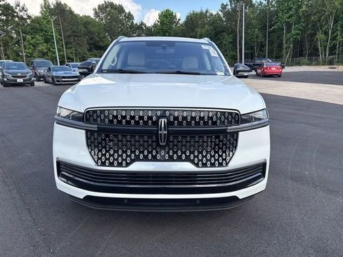 Used 2025 Lincoln Navigator Reserve AWD/4WD image 2