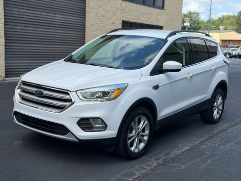 Used 2017 Ford Escape SE w/ Equipment Group 201A AWD/4WD image 2