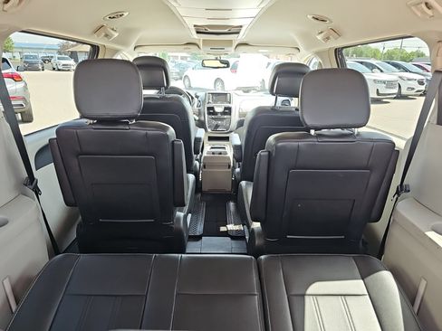 Used 2014 Chrysler Town & Country Touring FWD image 19