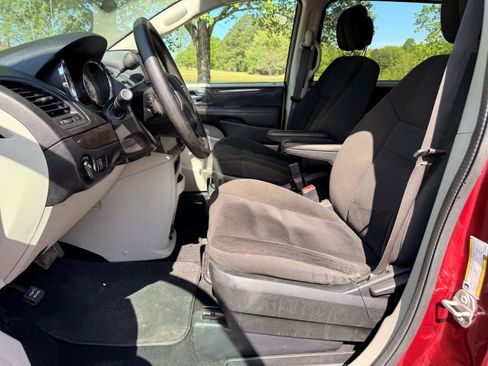 Used 2018 Dodge Grand Caravan SE FWD image 9