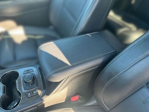 Used 2023 GMC Acadia SLT w/ Preferred Package image 22