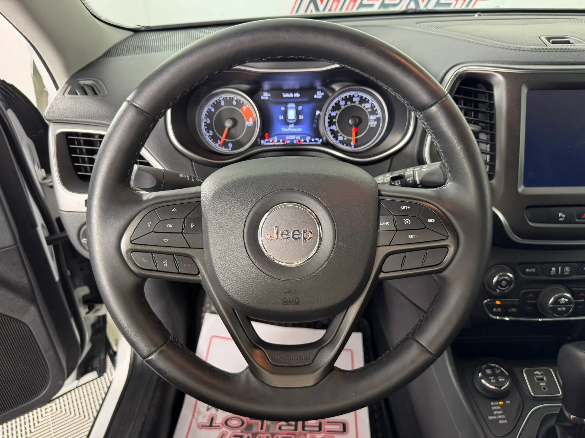 Used 2019 Jeep Cherokee Trailhawk w/ Cold Weather Group AWD/4WD image 13