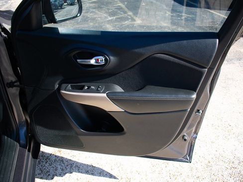 Used 2018 Jeep Cherokee Latitude Plus image 38