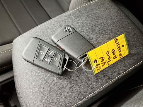 Used 2024 Volkswagen Taos SE w/ Panoramic Sunroof Package FWD image 24