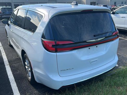 Used 2025 Chrysler Pacifica Select FWD image 3