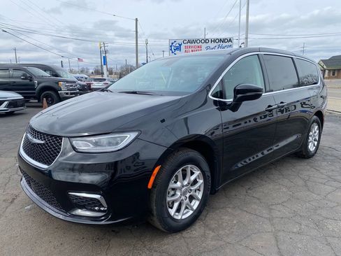 Used 2024 Chrysler Pacifica Touring-L image 6