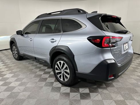 Used 2025 Subaru Outback Premium image 3