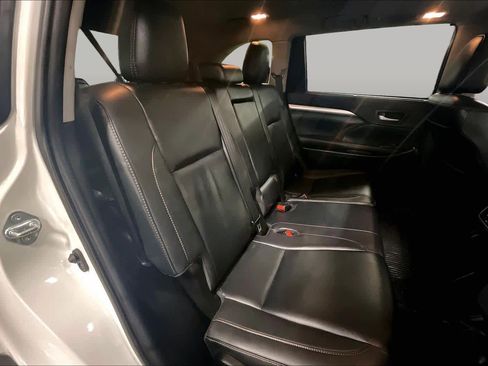 Used 2019 Toyota Highlander XLE AWD/4WD image 20