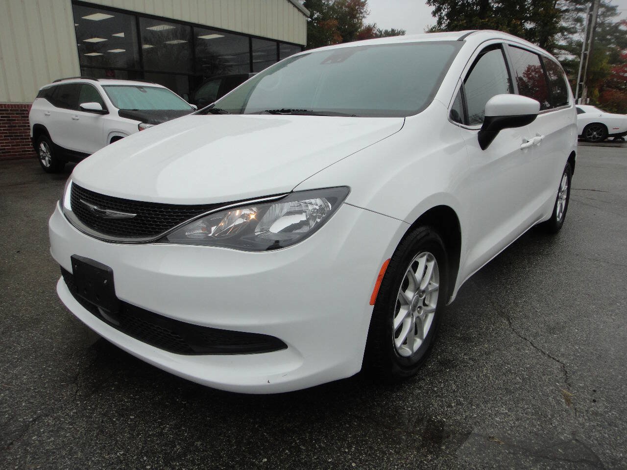 Used 2022 Chrysler Voyager LX FWD image 1