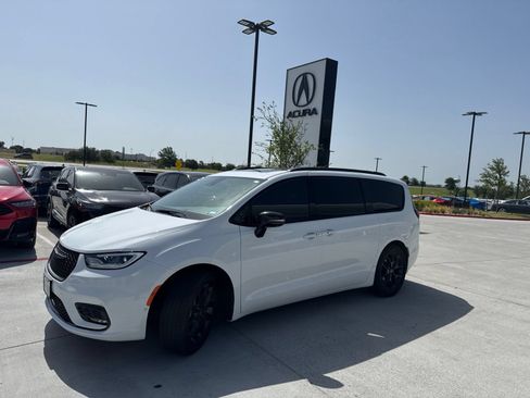 Used 2025 Chrysler Pacifica Limited FWD image 4
