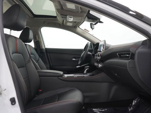 Used 2023 Nissan Sentra SR w/ SR Premium Package FWD image 12