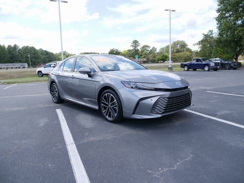 Used 2025 Toyota Camry XLE image 10