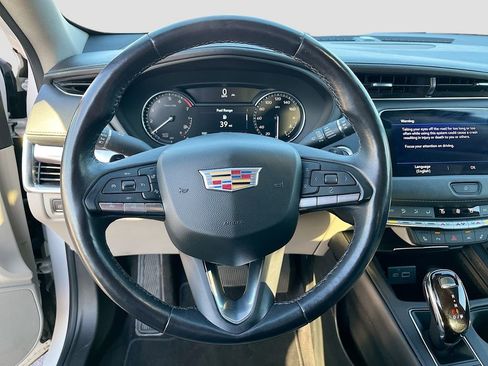 Used 2023 Cadillac XT4 Luxury w/ Cold Weather Package image 11