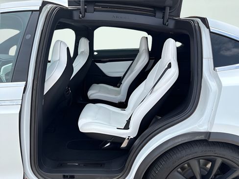 Used 2018 Tesla Model X 75D AWD/4WD image 8