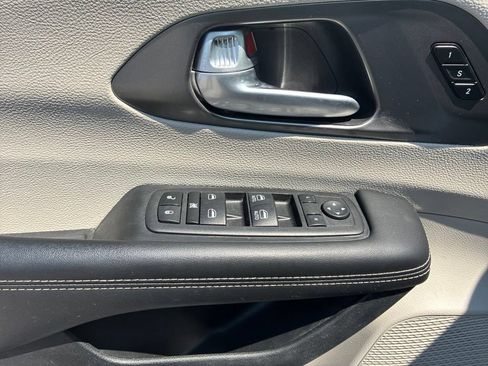 Used 2024 Chrysler Pacifica Touring-L FWD image 26