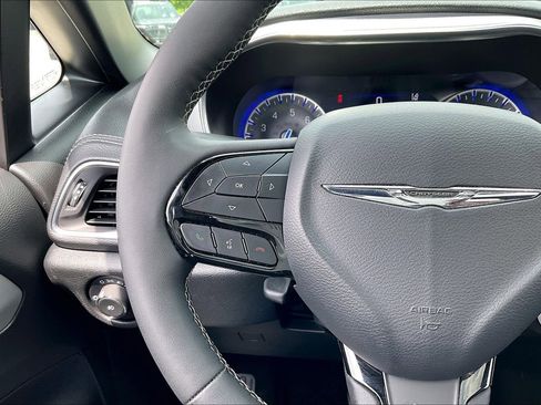 Used 2025 Chrysler Pacifica Limited FWD image 19