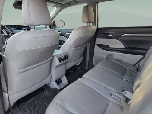 Used 2018 Toyota Highlander Limited Platinum FWD image 5