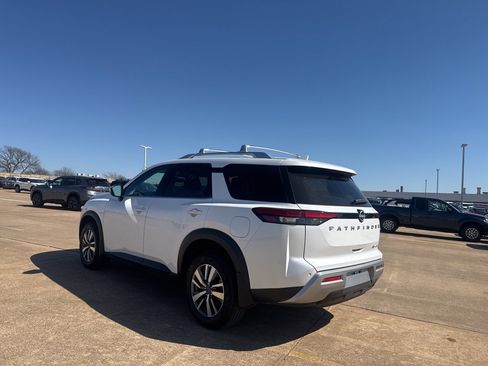 Certified 2025 Nissan Pathfinder SL image 18
