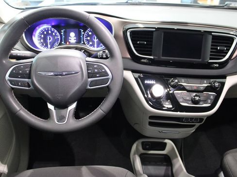 Used 2023 Chrysler Voyager LX FWD image 6