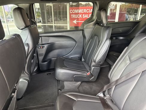 Used 2025 Chrysler Pacifica Select FWD image 19