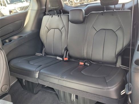 New 2026 Chrysler Pacifica Select image 11