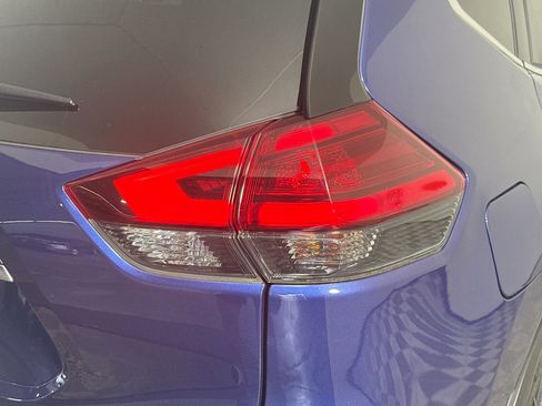 Used 2017 Nissan Rogue SV FWD image 34
