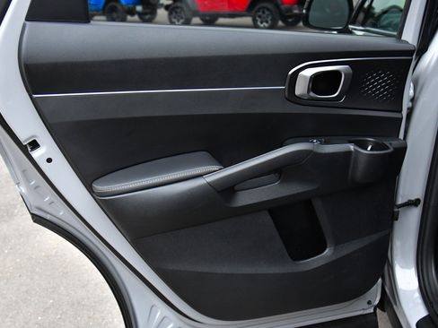 Used 2025 Kia Sorento S image 41