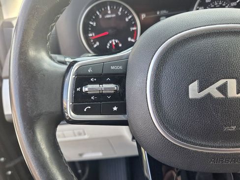 Used 2023 Kia Carnival LX FWD image 24