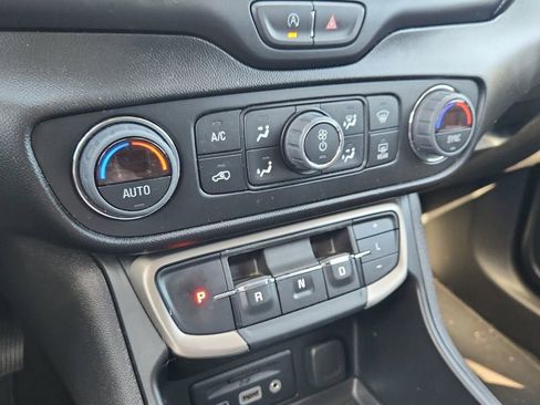 Used 2024 GMC Terrain Denali AWD/4WD image 26