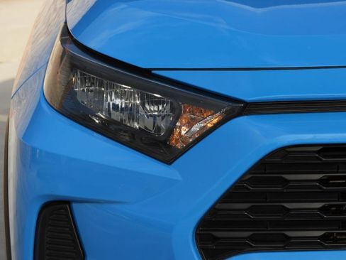 Used 2021 Toyota RAV4 LE image 27