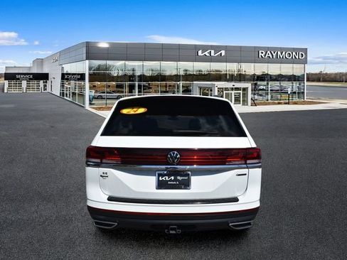 Used 2024 Volkswagen Atlas SE AWD/4WD image 4