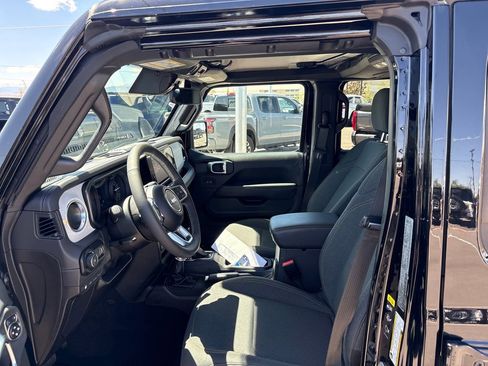 Used 2025 Jeep Wrangler Unlimited Sahara AWD/4WD image 11